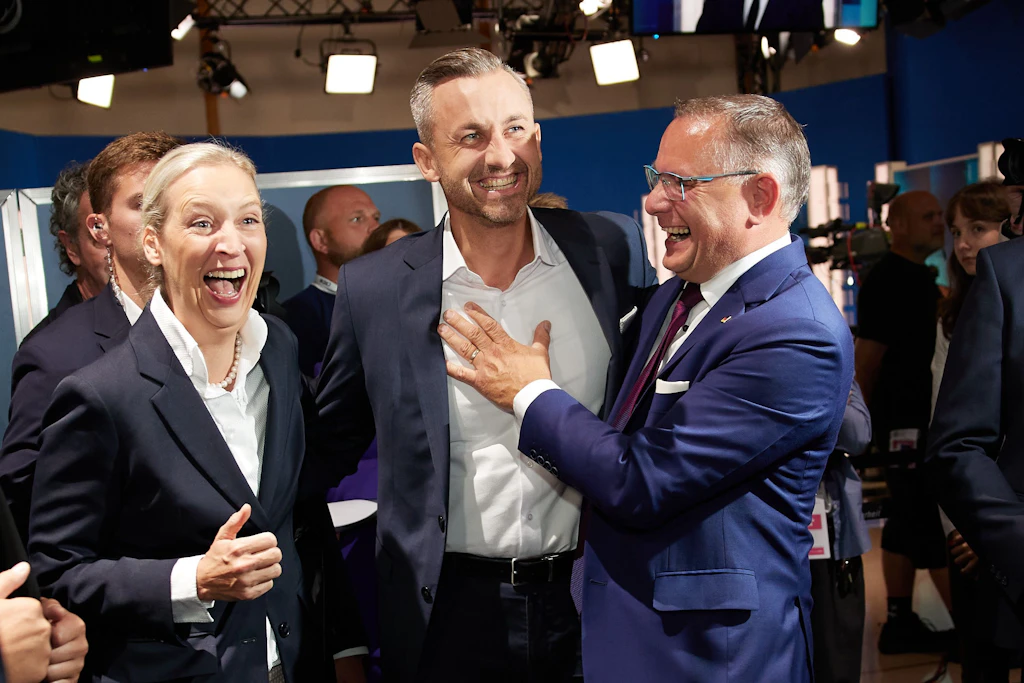 Ulrich Siegmund (M.), Spitzenkandidat der AfD, feiert die erste Prognose.