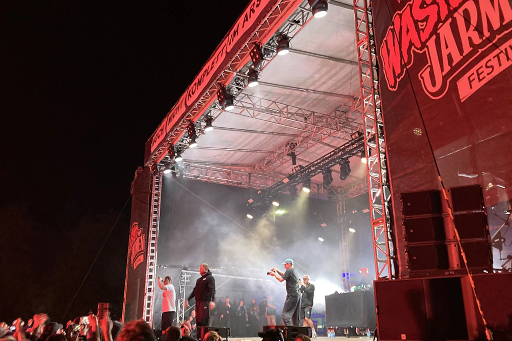 Rapper Marteria mit Finch aus Berlin als Gast auf der Hauptbühne des Festivals Wasted in Jarmen in Vorpommern.