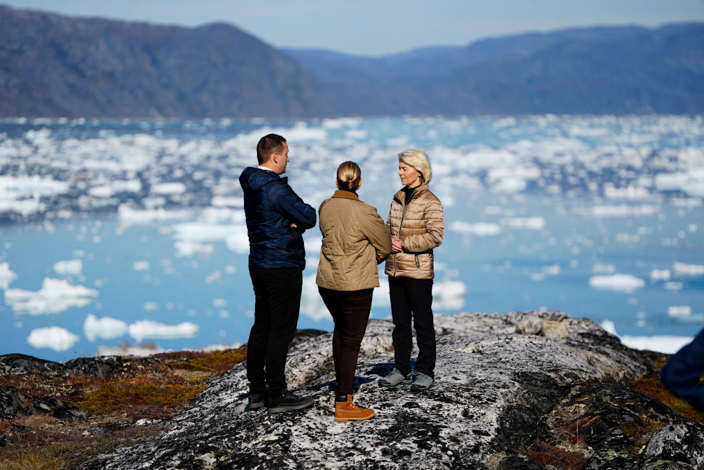 Die dänische Ministerpräsidentin Mette Frederiksen, der Regierungschef von Grönland, Jens-Frederik Nielsen, und die Präsidentin der Europäischen Kommission, Ursula von der Leyen (r), besuchen Qoornoq in Grönland.