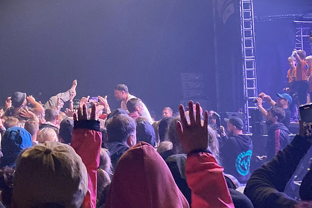 Monchi und Marteria beim Crowdsurfen vor der Hauptbühne des Festivals Wasted in Jarmen.