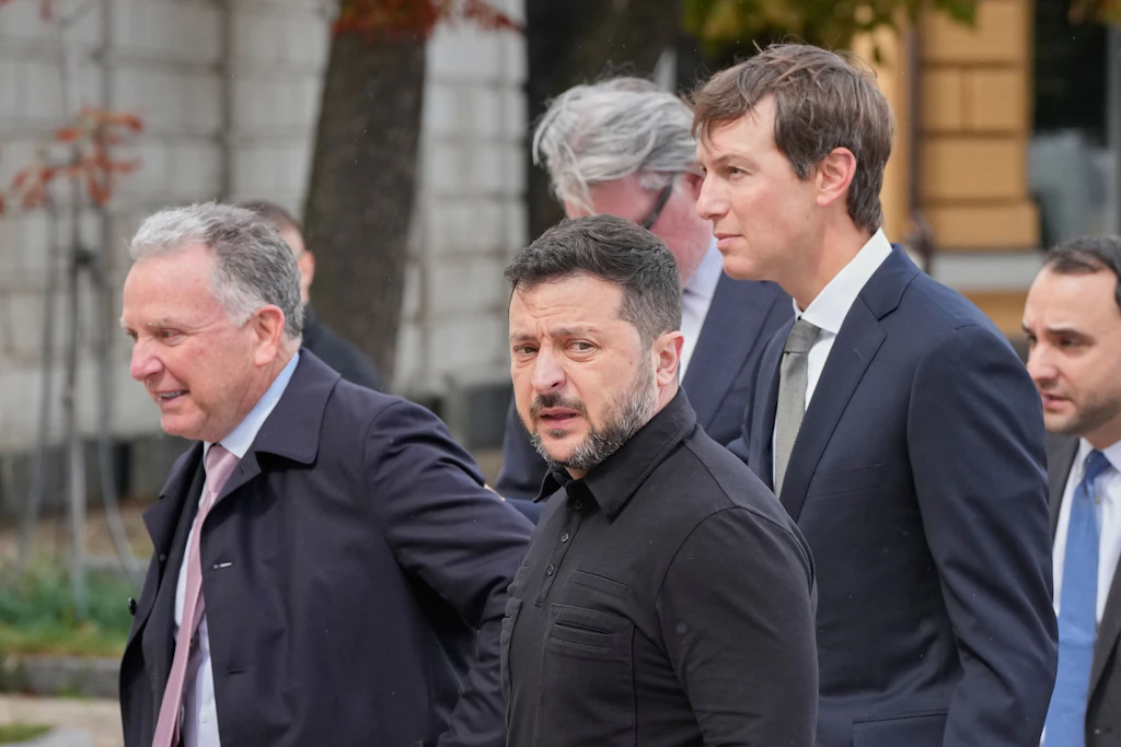 Der ukrainische Präsident Wolodymyr Selenskyj (M) sowie die Gesandten des US-Präsidenten Trump, Jared Kushner (r) und Steve Witkoff, vor ihren Gesprächen in Kiew.