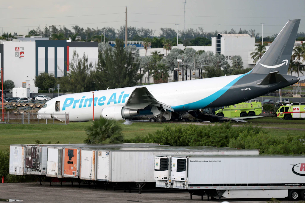 Nach dem Landeunfall am Flughafen Miami: Die verunglückte Frachtmaschine der Amazon-Tochter Prime Air kam erst hinter dem Ende der Landebahn zum Stehen