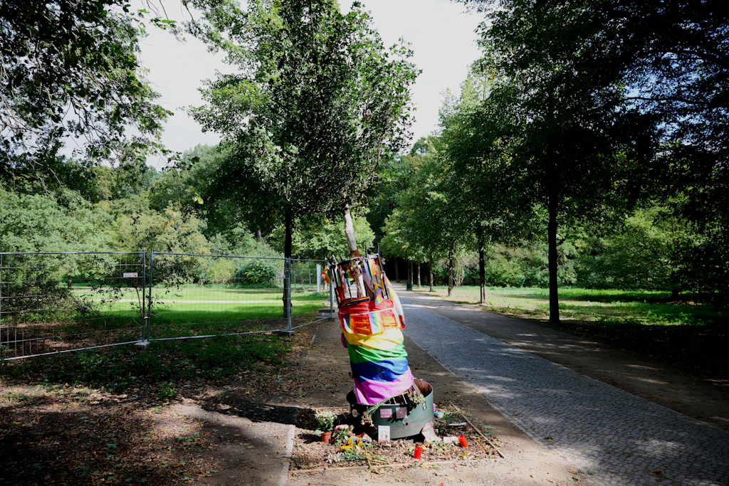 CSD-Gedenkbaum im Berliner Tiergarten aus Boden gerissen: Jetzt ermittelt der Staatsschutz