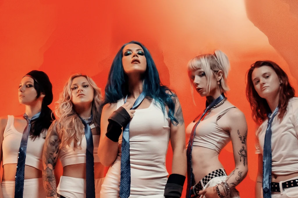 Haben am Freitag, dem 4. September, in Berlin-Neukölln gespielt: Blue Medusa rund um Alissa White-Gluz (Mitte) und, rechts neben ihr, Ex-Till-Lindemann-Gitarristin Dani Sophia (Archivbild).