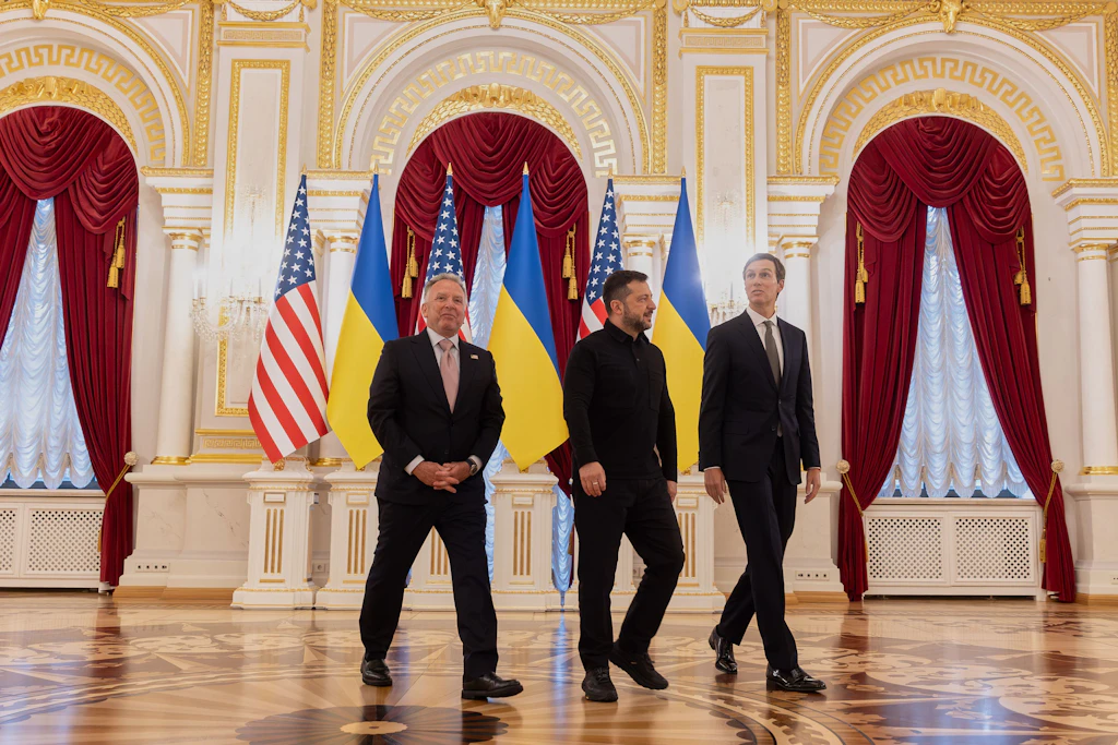 Der ukrainische Präsident Wolodymyr Selenskyj (M) im Marienpalast in Kiew mit den Gesandten des US-Präsidenten Trump, Jared Kushner (r) und Steve Witkoff