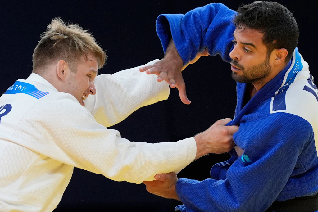 Timo Cavelius (l) und Sagi Muki aus Israel bei der Olympiade 2024 in Paris. Nun wurde Cavelius in der Bundesliga beim JC Leipzig Opfer einer Prügelattacke.