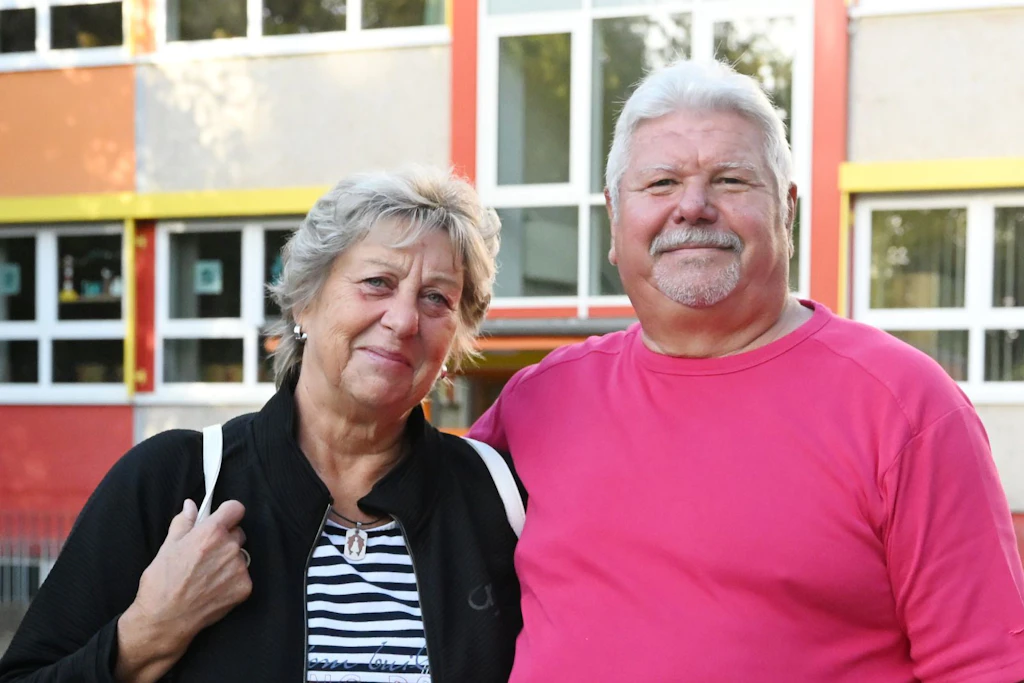 Hartmut und Carola gehören zu den ersten Wählern am Morgen in Sachsen-Anhalt.