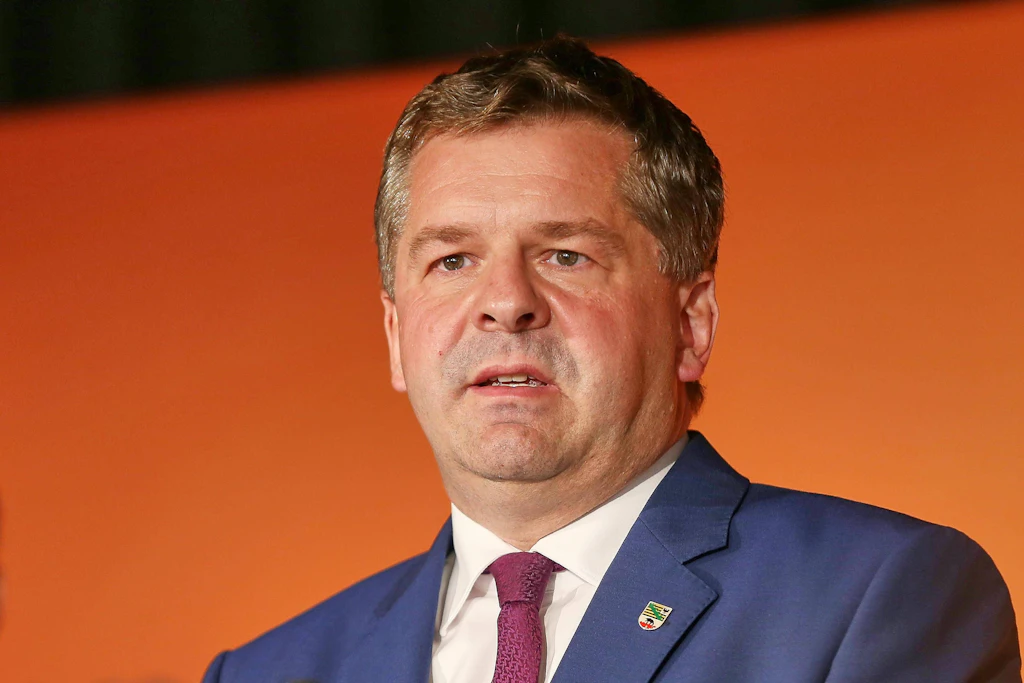 Sachsen-Anhalts Ministerpräsident spricht im Magdeburger Hotel Maritim kurz zu den CDU-Mitgliedern.