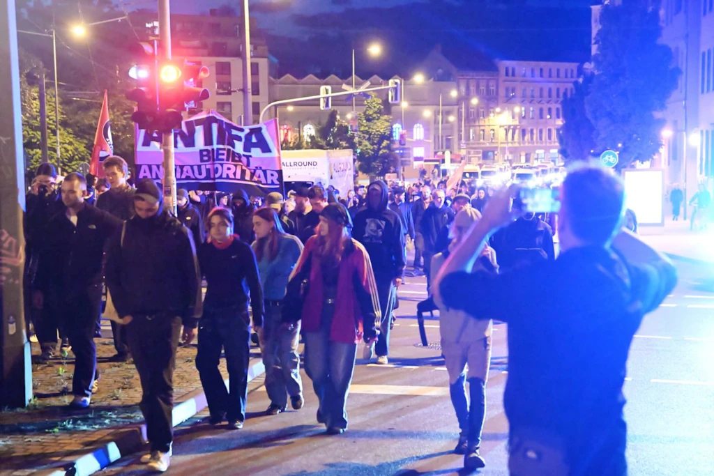 Antifa-Anhänger werben für Weltoffenheit und "unsere Demokratie".