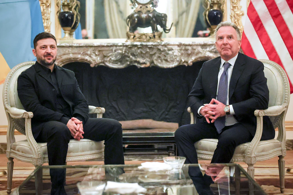 Der ukrainische Präsident Wolodymyr Selenskyj (l) sitzt neben US-Sondergesandte Steve Witkoff vor dem Gesprächen in der Residenz des US-Botschafters in Paris.