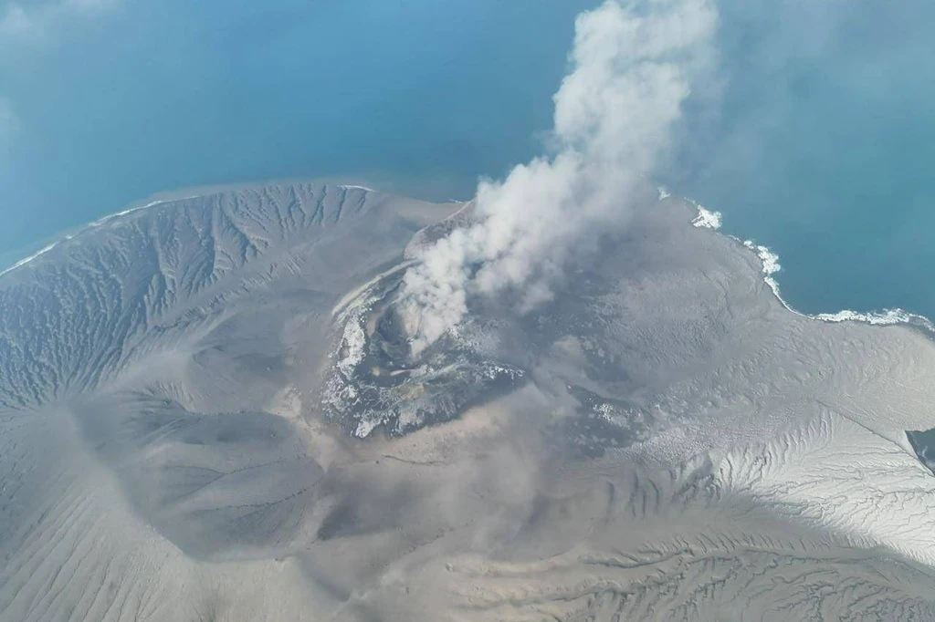 Der Anak Krakatau stößt bei seinem Ausbruch Vulkanasche und Gestein aus. Die Asche führte zur vorübergehenden Schließung mehrerer Flughäfen.