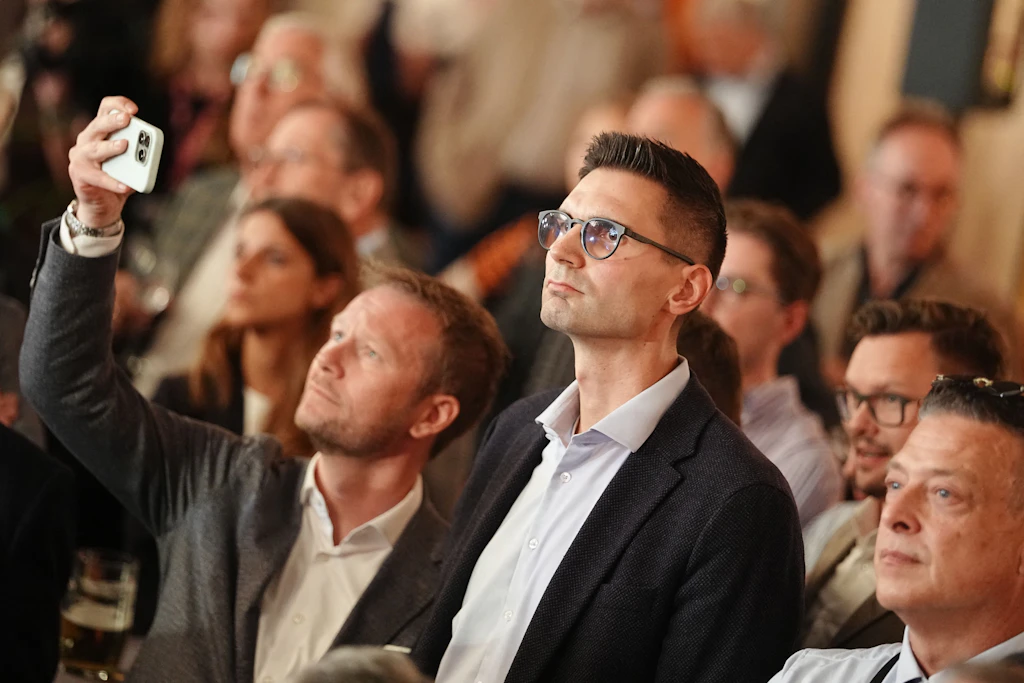 Sepp Müller, stellvertretender Vorsitzender der Unionsfraktion im Bundestag, und weitere CDU-Anhänger beobachten die Bekanntgabe der Prognose für die Landtagswahl in Sachsen-Anhalt.