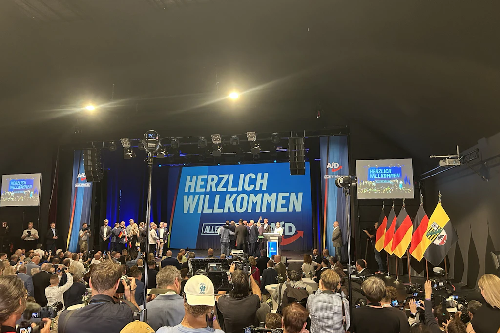 Bei der AfD bricht bei der Verkündigung der ersten Prognose Jubel aus.