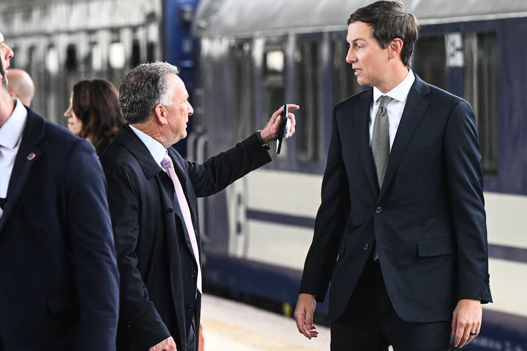 Trump-Gesandte Steve Witkoff (l.) und Jared Kushner (r.) bei ihrer Ankunft am Bahnhof in Kiew.