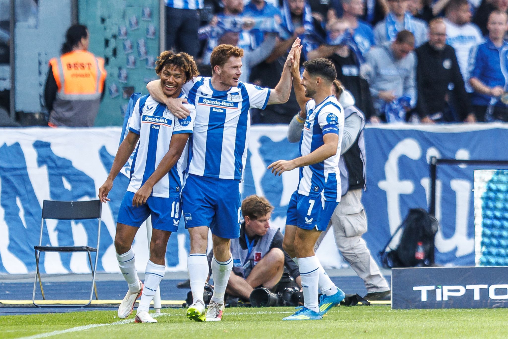 100-Punkte-Traum, Tabellenführung & Kabinen-Magie: Hertha feiert den Traumstart!