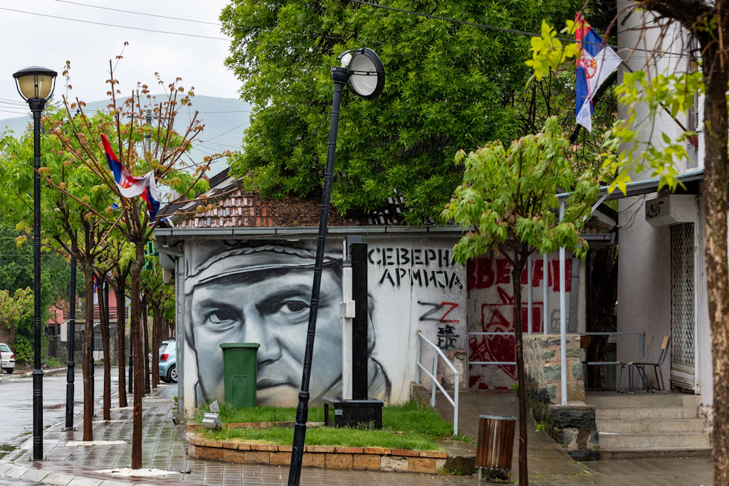 In Serbien gibt es Hunderte Mladic-Graffitis.