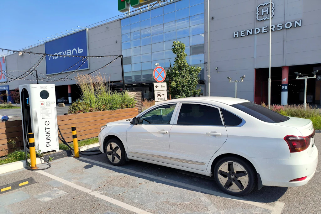 Ein Elektroauto in Russland steht vor einer Ladesäule