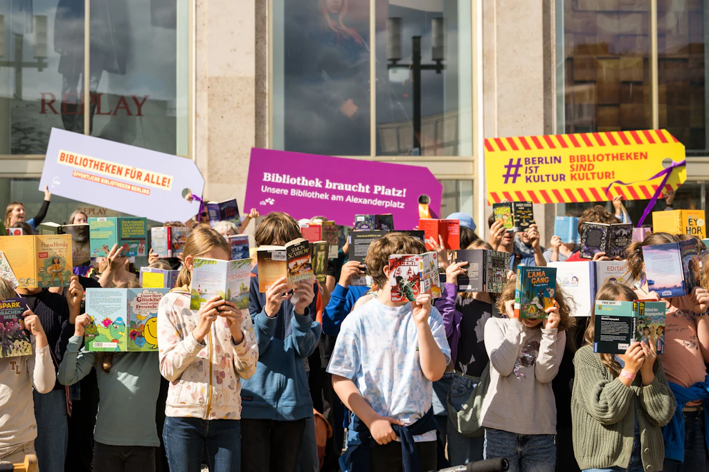 Kinder bei der Aktion der Berliner Öffentlichen Bibliotheken „Wir setzen ein Lese-Zeichen!“ am 6. September 2026 auf dem Alexanderplatz in Berlin.