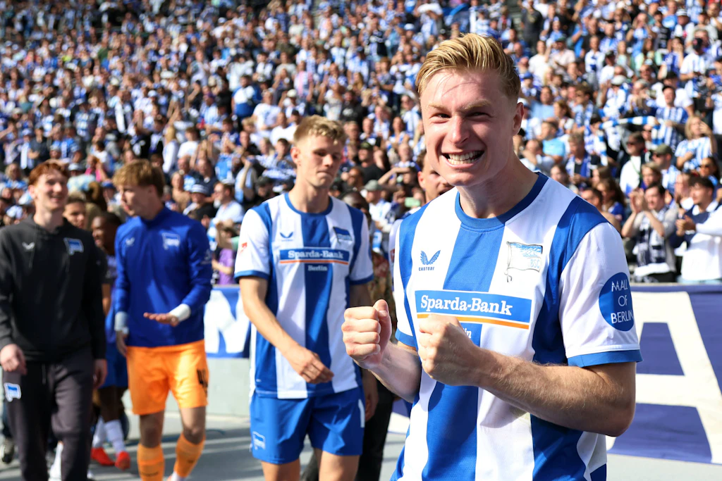 Julian Eitschberger, Hertha Mannschaft jubelt nach dem vierten Sieg in Folge.