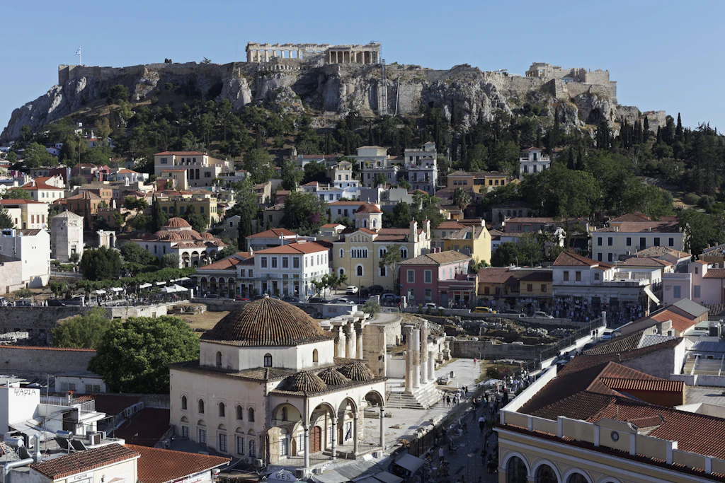 Die Tzistarakis-Moschee von 1759 am Monastiraki-Platz, dahinter die Akropolis. (Archivbild)