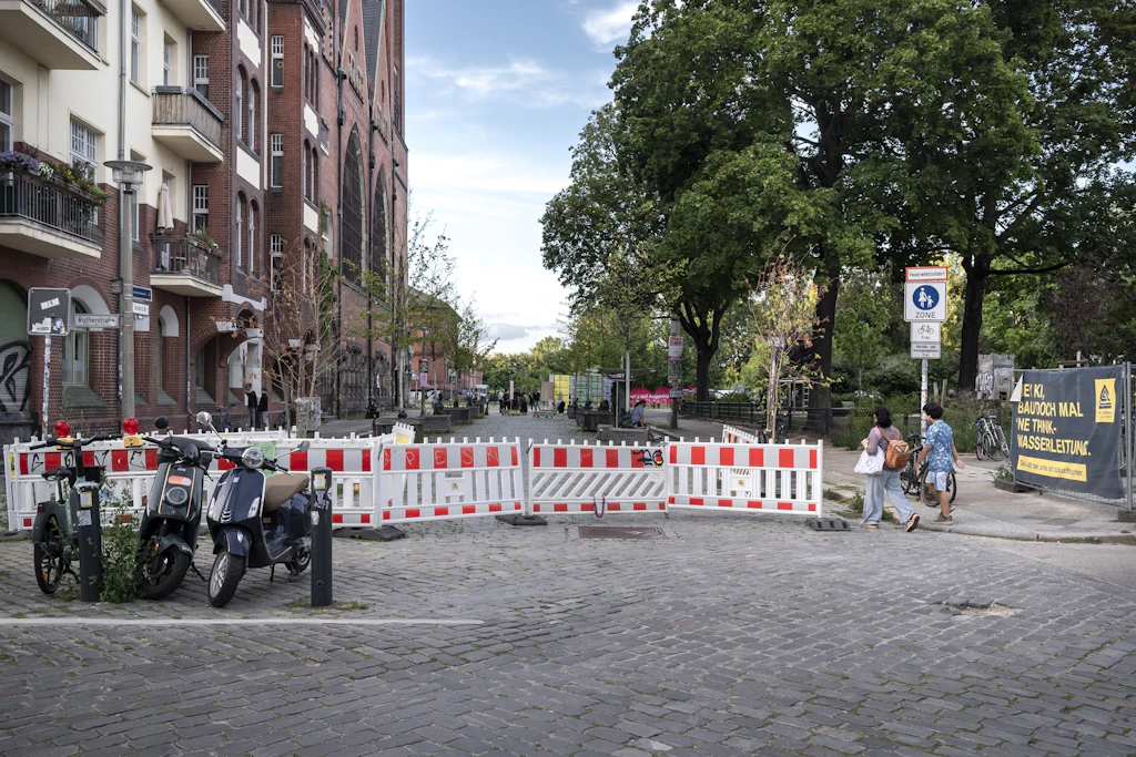Mobile Absperrzäune wie hier am Rudolfplatz sind in Berlin allgegenwärtig.