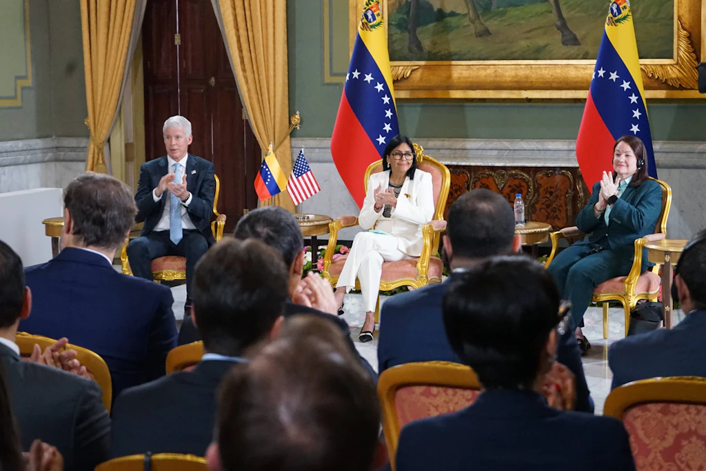 US-Energieminister Chris Wright (l.) und Venezuelas Übergangspräsidentin Delcy Rodríguez bei der Unterzeichnung des bilateralen Abkommens am 2. September im Präsidentenpalast Miraflores in Caracas.