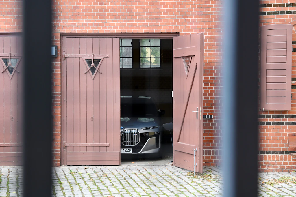 Blick in den Fuhrpark der Staatskanzlei: Lädt hier der neue Dienstwagen von Ulrich Siegmund?