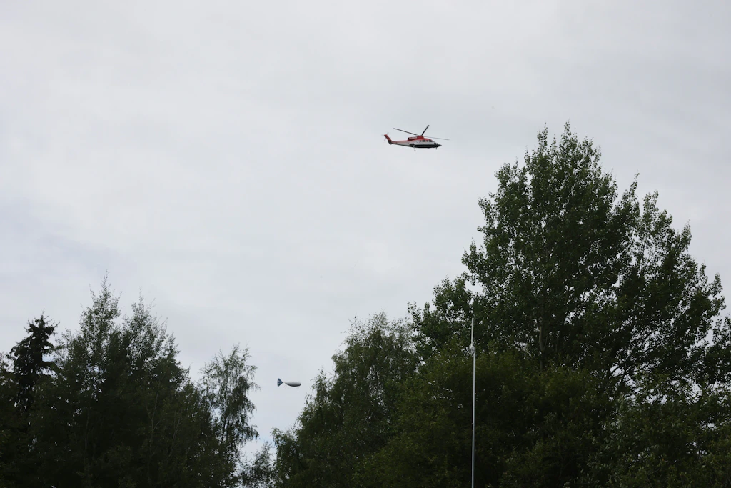 Der Hubschrauber fliegt mit einer Messsonde über ein Waldgebiet im Erzgebirge. Mit der Sonde und kilometerlangen, auf dem Boden verlegten Stromkabeln will ein Team der TU Bergakademie Freiberg den Untergrund rund um Gottesberg vermessen, um ein möglichst genaues 3D-Modell der Erzlagerstätten im Untergrund zu erhalten.