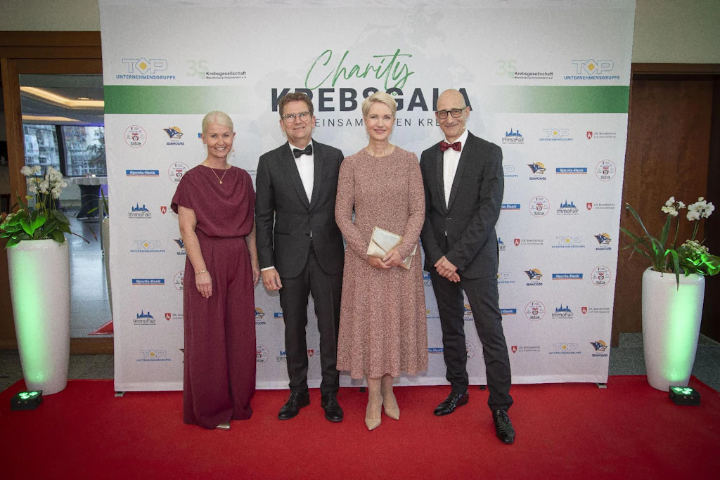 Andrea Schütt, Stefan Schwesig, Manuela Schwesig und Christian Junghanß (v. l.) bei der ersten Charity-Krebsgala der Krebsgesellschaft MV im Neptun-Hotel Warnemünde.