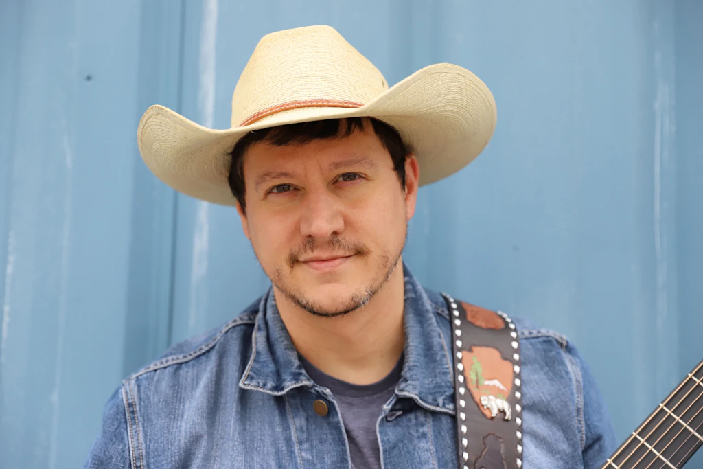 Daryl Wayne Dasher kommt für die Nashville Night extra aus Nashville. Der Folk- und Western-Musiker ist bekannt für seine kraftvolle Stimme und seinen Mix aus traditionellen Country-Klängen und modernen Einflüssen.