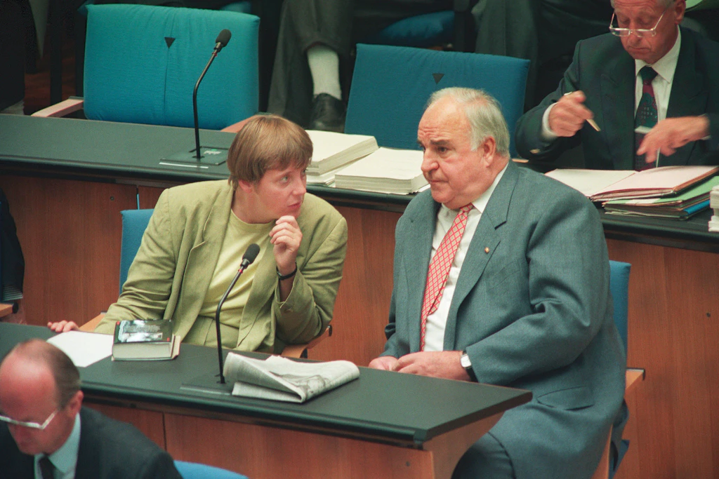 Sehnsucht nach Halt und Stabilität: Bundeskanzler Helmut Kohl und Angela Merkel, damals Bundesministerin für Frauen und Jugend, bei der Haushaltsdebatte im Bundestag in Bonn am 6. September 1994.