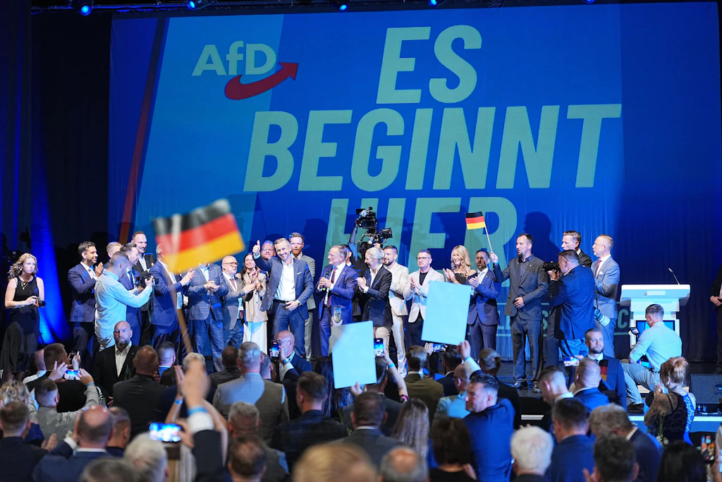 Ulrich Siegmund (Mitte l, AfD), Spitzenkandidat und Co-Vorsitzender der AfD-Landtagsfraktion Sachsen-Anhalt, steht mit Funktionären der AfD bei der Wahlparty der AfD am 06.09.2026 auf der Bühne.