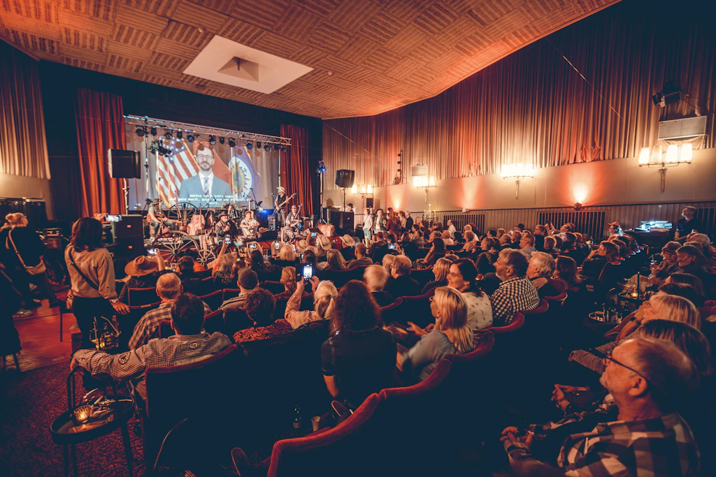 Nashvilles Bürgermeister Freddie O’Connell grüßt die Gäste der Nashville Night 2025 per Videobotschaft.