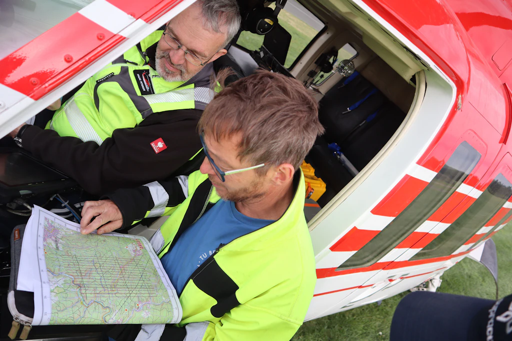 Navigator Hauke Petersen (l.) und der Freiberger Bergakademie-Professor Thomas Günther bei den Absprachen zum Erkundungsgebiet. Erzvorkommen sollen hier in 3D kartiert werden.