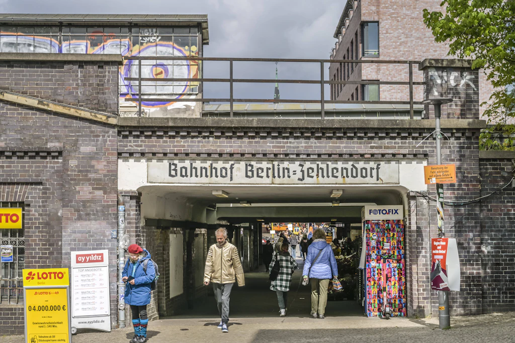 Am S-Bahnhof Zehlendorf müssen sich Reisende auf Einschränkungen einstellen.
