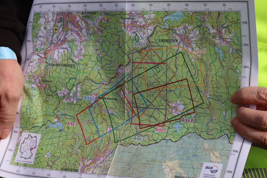 In verschiedene Flugzonen ist die Grenzregion zwischen Vogtland und Westerzgebirge eingeteilt: Die Befliegung erfolgt entlang extra verlegter Kabelzüge, die mit einem Stromfluss versehen für ein Magnetfeld sorgen.
