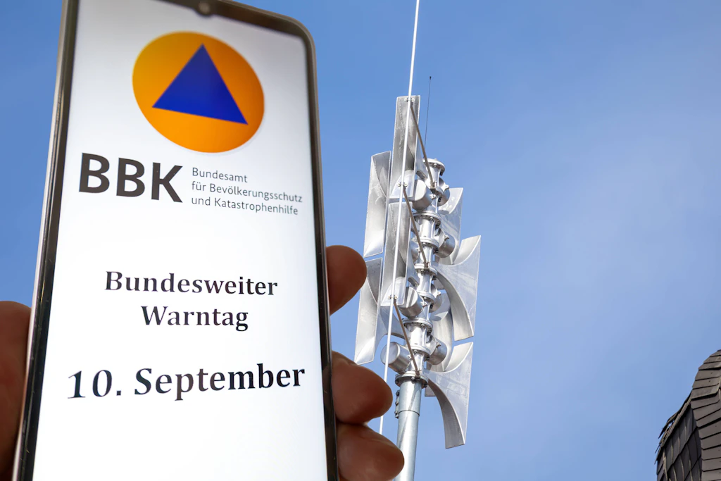 Beim bundesweiten Warntag am 10. September werden Warnmeldungen per Cell Broadcast, Apps und Sirenen getestet. Erstmals wird auch die Entwarnung aufs Handy gesendet.
