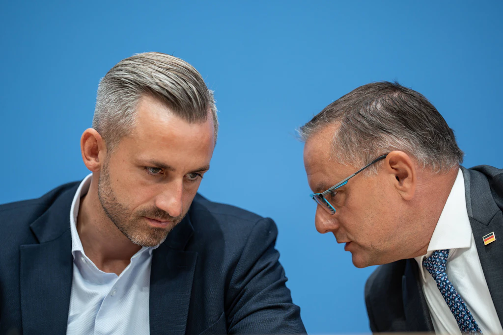 Wahlsieger und AfD-Spitzenkandidat Ulrich Siegmund und Bundesvorsitzender Tino Chrupalla während der Bundespressekonferenz.