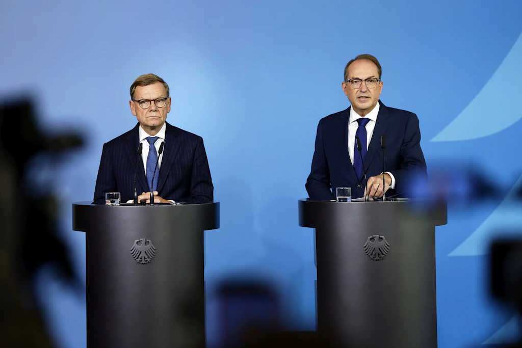 Ein angeblicher Flughafenmitarbeiter widerspricht der offiziellen Leipzig-Version: kein Sprengstoff, dafür ein verdächtig schneller Polizeieinsatz.