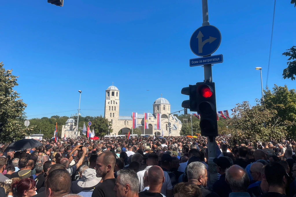 Tausende waren bei Mladićs Beerdigung in Belgrad zugegen.