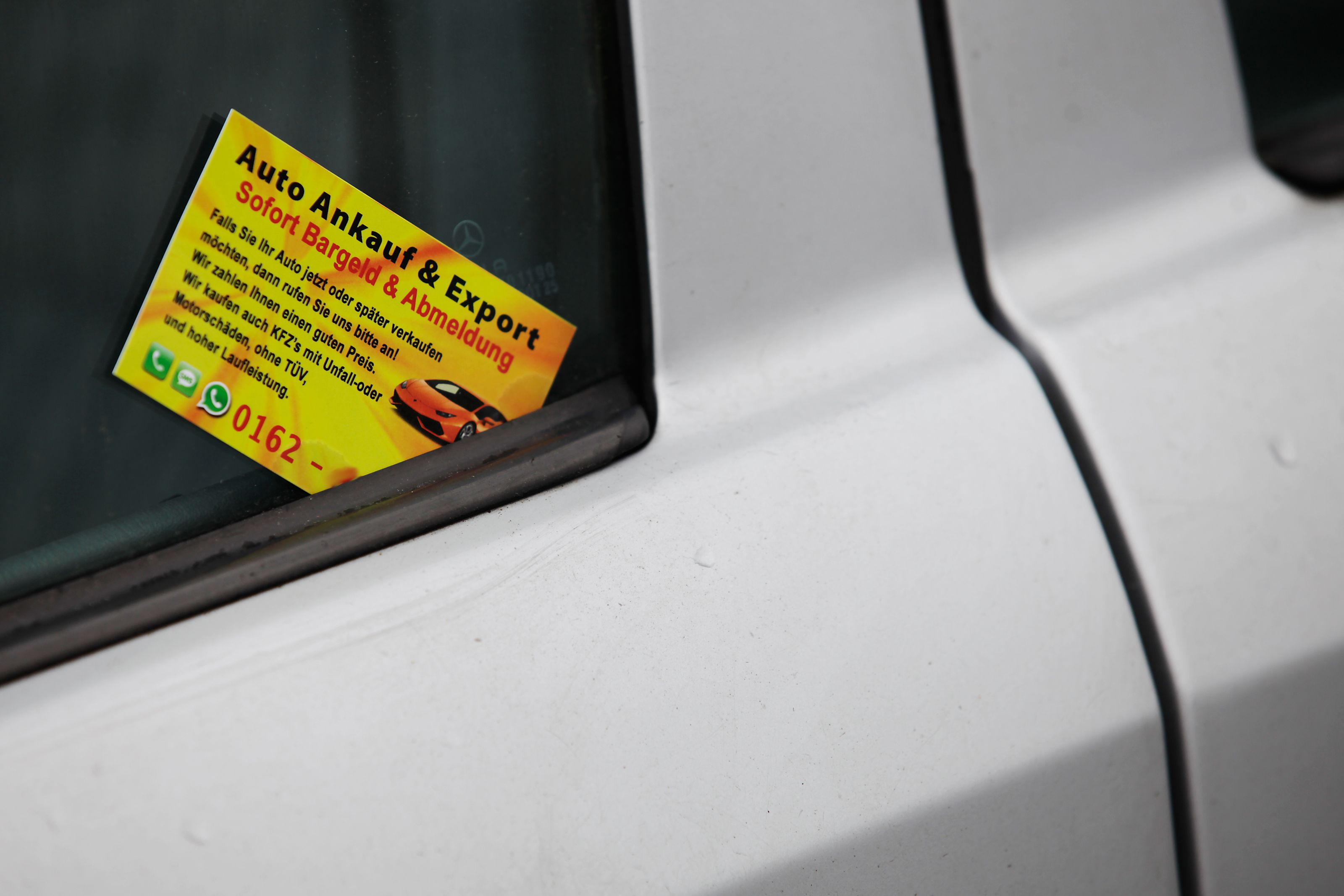 „Wir kaufen Ihr Auto“: Was hinter Berlins nervigsten Visitenkarten steckt