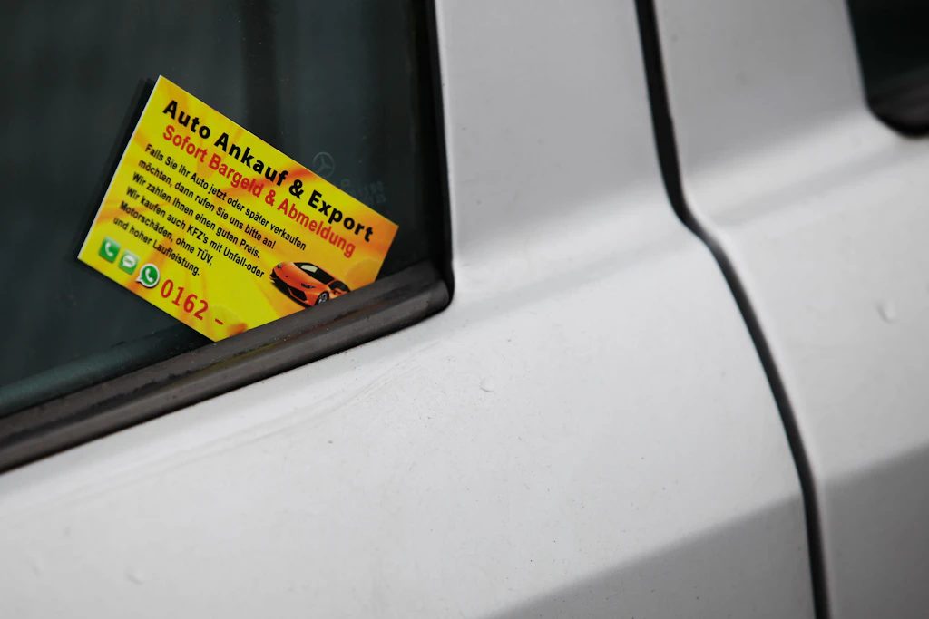 „Wir kaufen Ihr Auto“: Berlins nervigste Visitenkarten – das steckt dahinter