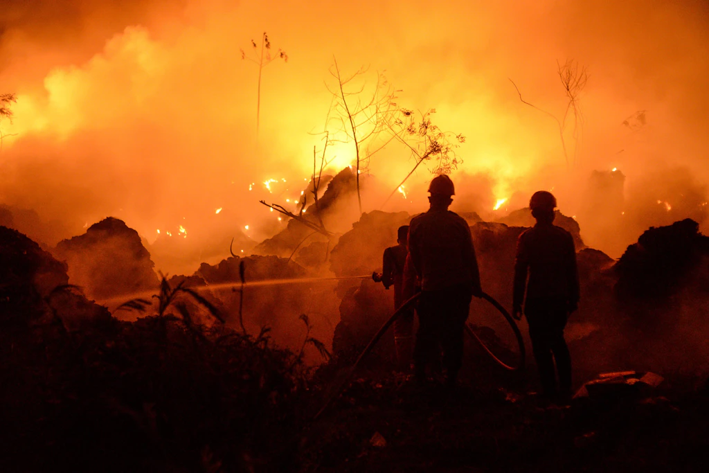 Feuerwehrleute in West-Java löschen einen Brand auf einer Müllkippe. In Indonesien begünstigt El Niño Wald- und Buschbrände.