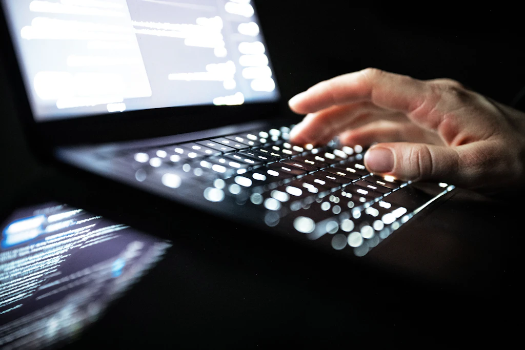 Eine Person am Laptop: Kriminelle haben Dateien aus der Berliner Senatsverwaltung ins Darknet gestellt. (Symbolbild)