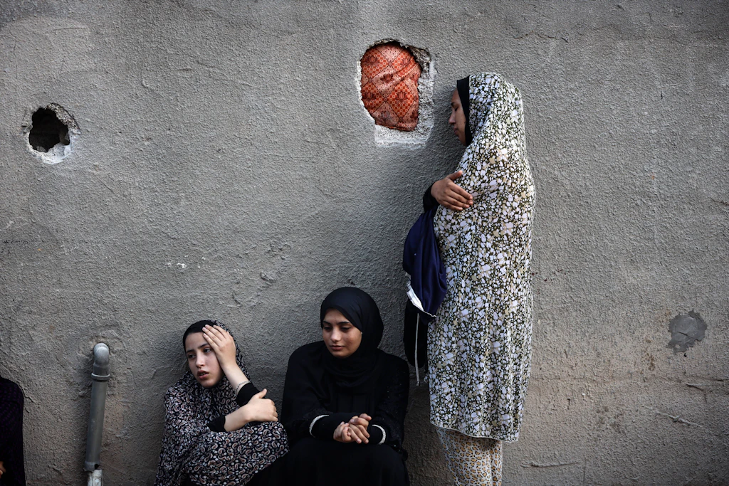 Palästinensische Frauen am Ort eines israelischen Angriffs auf ein Wohnhaus in Nuseirat im zentralen Gazastreifen