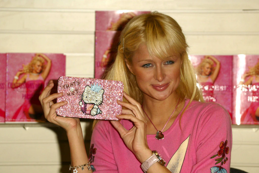 Paris Hilton, 2004: Glitzer und Glam dürfen in den frühen 2000ern nicht fehlen.