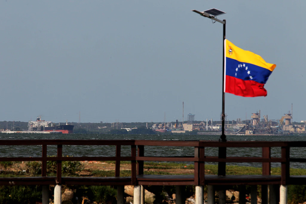 Blick auf die Raffinerie Ana María Campos am Maracaibo-See im venezolanischen Bundesstaat Zulia. Nach dem neuen Öl-Abkommen mit den USA laufen die Verladeoperationen weiter.