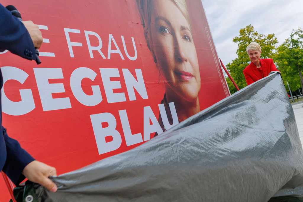 Manuela Schwesig (SPD) enthüllte am Montag ein neues Wahlplakat mit dem Slogan „Die Frau gegen blau“ als Reaktion auf die Wahlergebnisse in Sachsen-Anhalt.