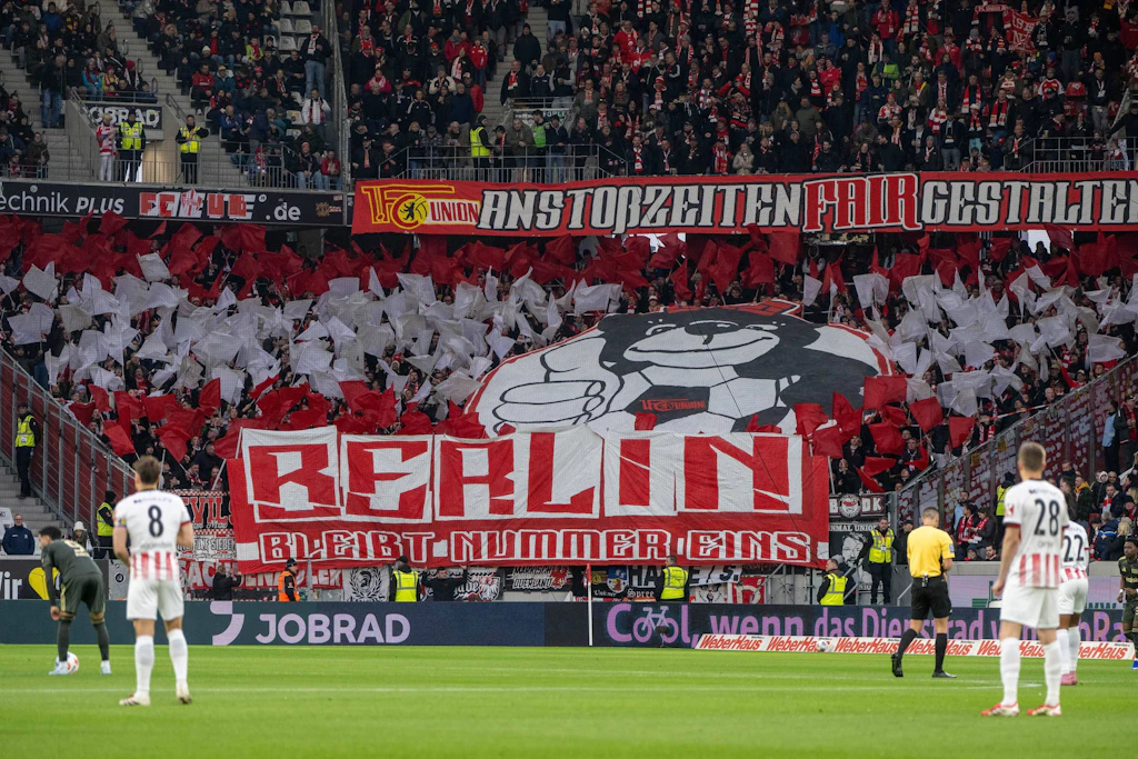 Die Botschaft der Union-Fans beim bislang letzten Gastspiel in Freiburg war eindeutig: "Anstoßzeiten fair gestalten"