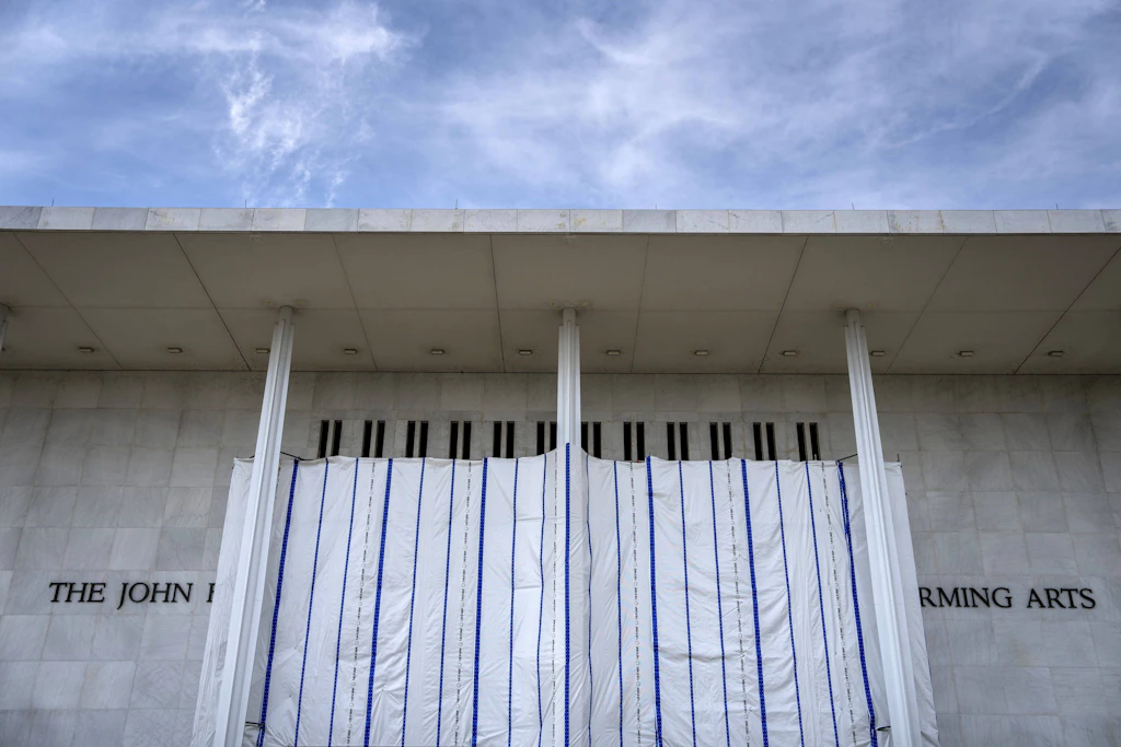Das John F. Kennedy Center von außen während der richterlich angeordneten Demontage des Trump-Schriftzuges